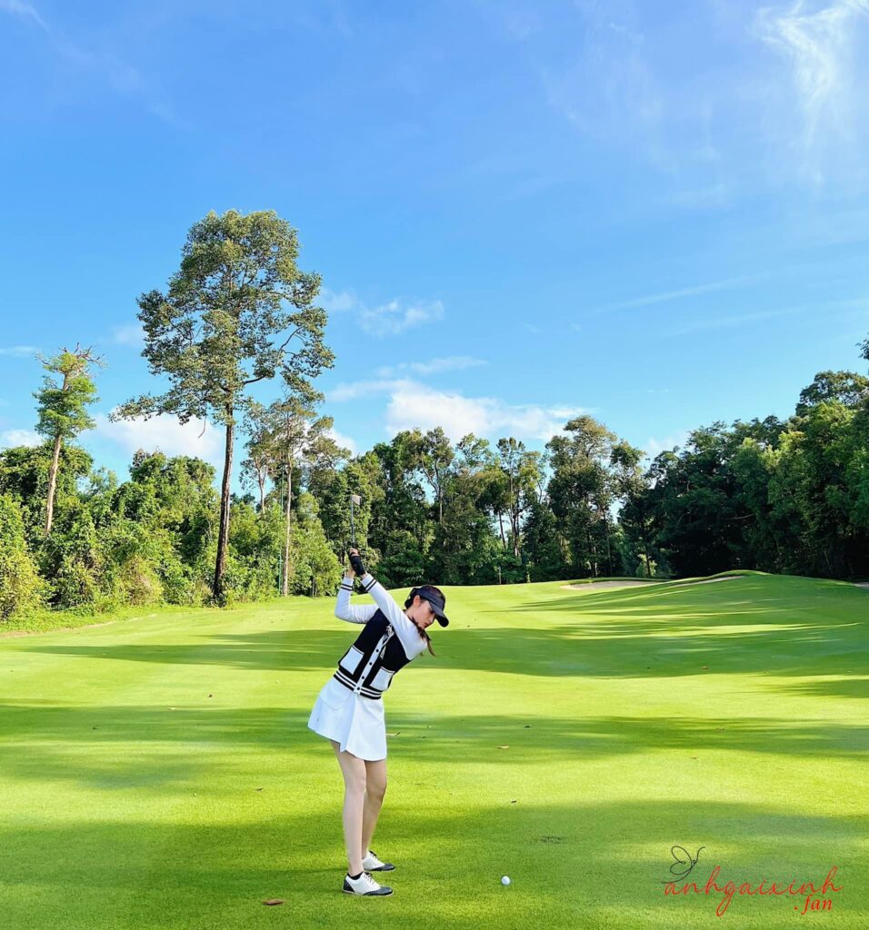 Á hậu Huyền My xinh đẹp gợi cảm trên sân golf bể bơi 2023