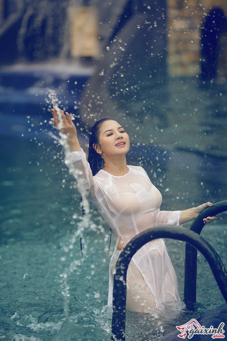 anh ao dai trang uot sung