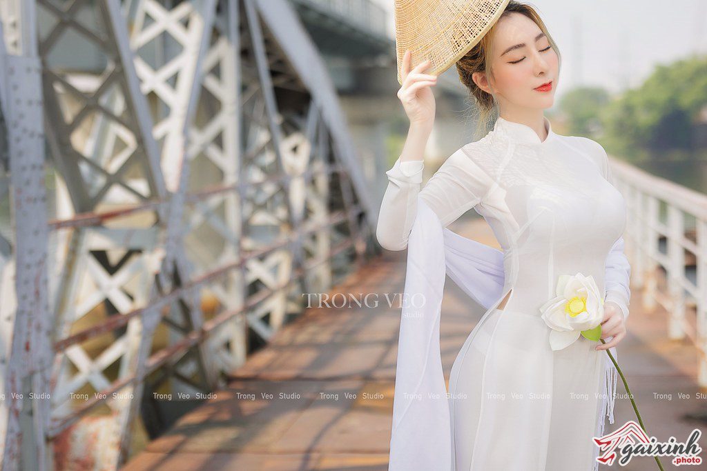 anh-hot-girl-mac-ao-dai-trang