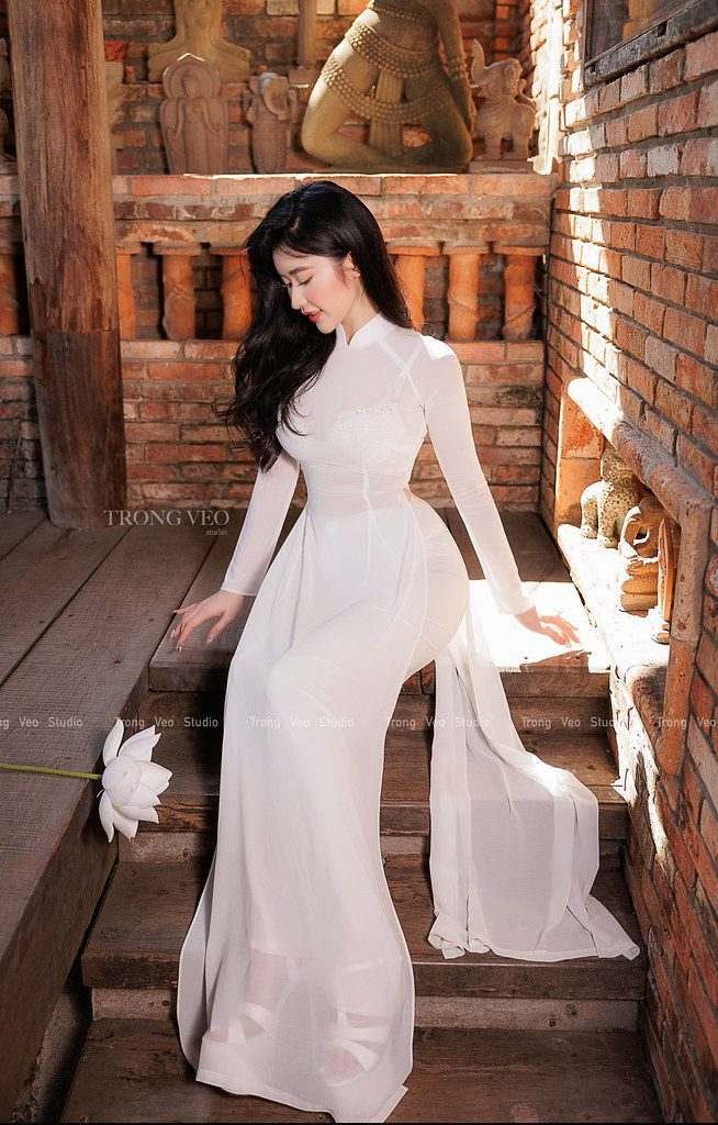 ao dai khoe noi y ren