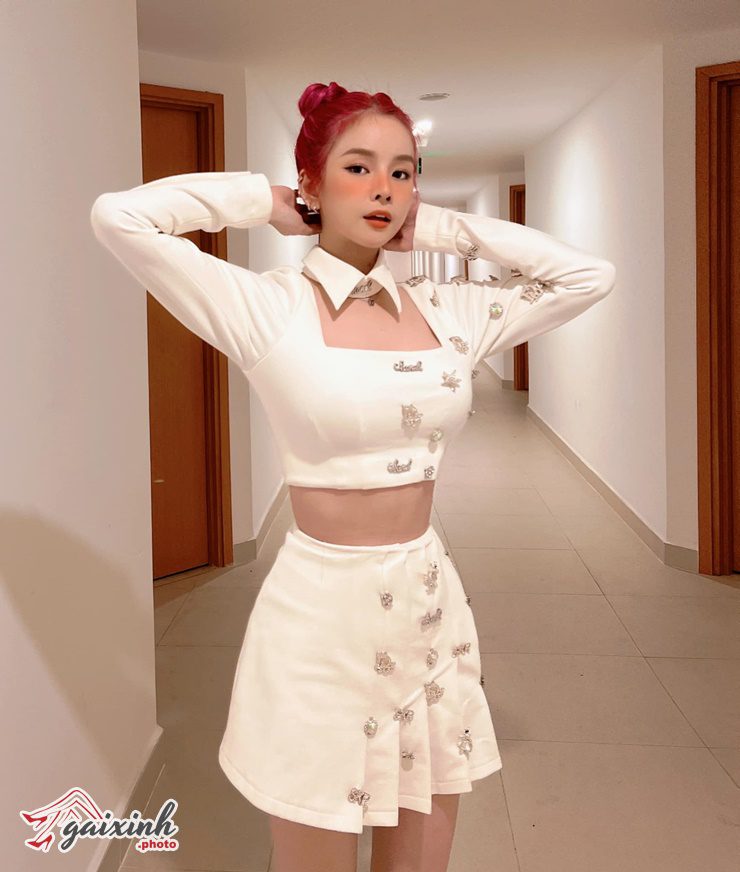 dj mie mặc bikini