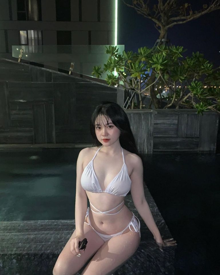 Gái xinh khoe bikini dáng xinh