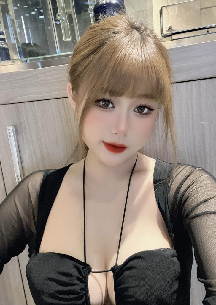 Hotgirl nóng bỏng khoe body