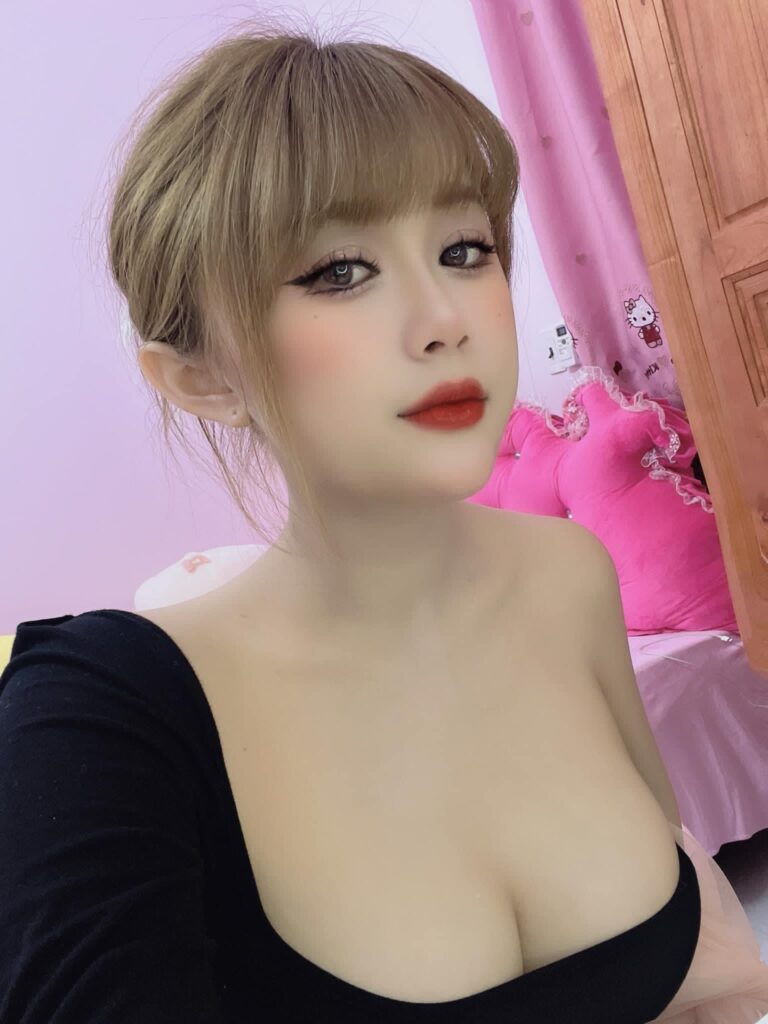 Hotgirl nóng bỏng khoe body