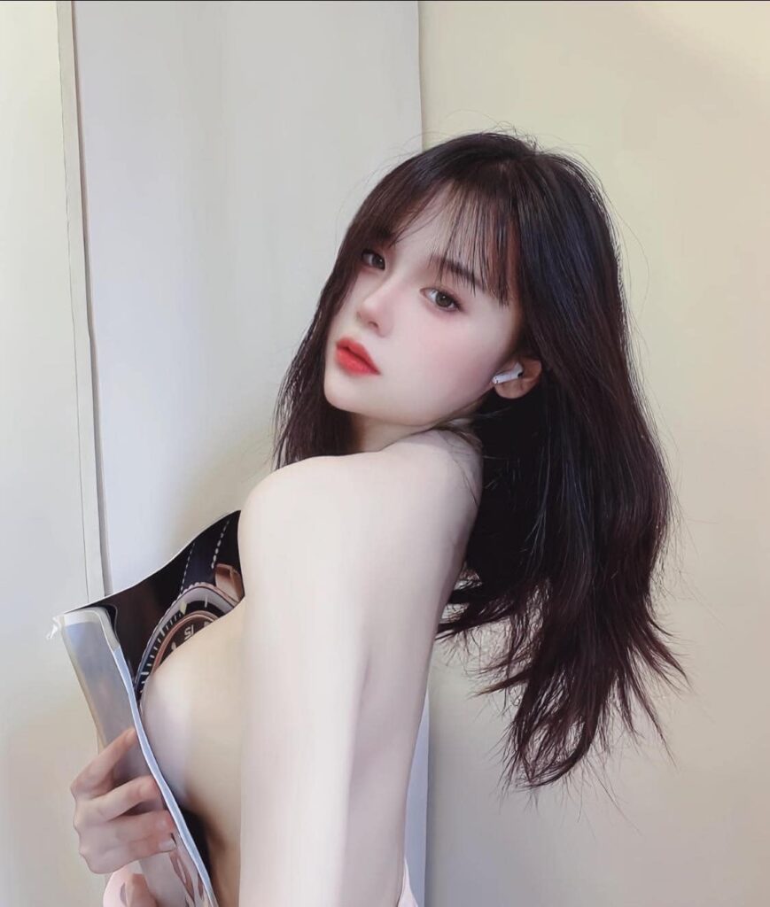 Hotgirl nóng bỏng khoe body